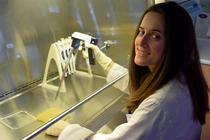 La biotecnóloga leonesa Ana Fernández en las instalaciones del Hospital Virgen de las Nieves de Granada.-EL MUNDO