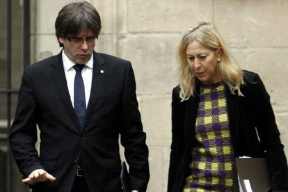 Mientras se reunían Puigdemont y Munté con el Govern, funcionarios del TSJC notificaban en el Parlament el procesamiento a Forcadell.-EFE ACN