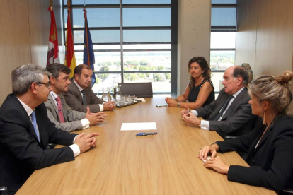 El consejero de Economía, Tomás Villanueva, mantiene una reunión con los directivos de Gadisa-Ical