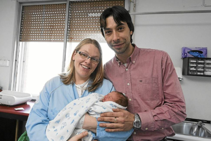 Anna y Héctor con la pequeña Cristina, el primer bebé nacido en Castilla y León en 2015-Miguel Ángel Santos
