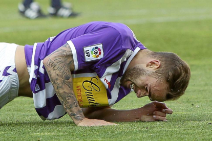 El delantero blanquivioleta Roger lamenta en el suelo una de las ocasiones fallidas del Real Valladolid ante el Sabadell-J. M. Lostau