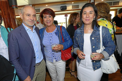 Víctor Caramanzana (Cámara de Comerio), María Jesús Palencia y Cristina Blanco, alcaldesa  y teniente alcalde de Villanueva de San Mancio.