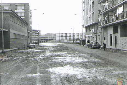 Calle Cigüeña con pavimento sin asfaltar, en los años 70 del siglo XX.- ARCHIVO MUNICIPAL VALLADOLID