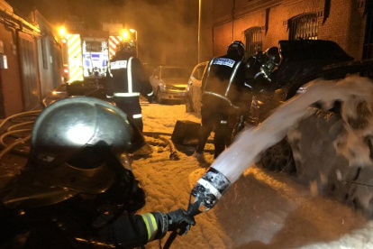 Imágenes del calcinamiento de vehículos en Valladolid-@bomberosVLL