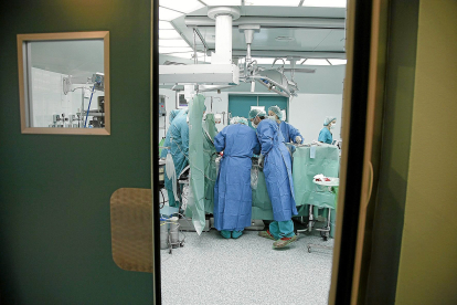 Intervención quirúrgica en el hospital Clínico de Valladolid. E. M.