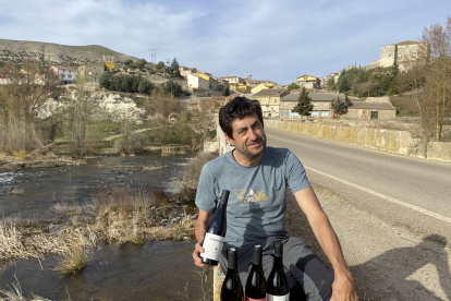 Luis Martín, con sus vinos en el puente sobre el río Arlanza en la localidad cerrateña de Palenzuela. - LA POSADA