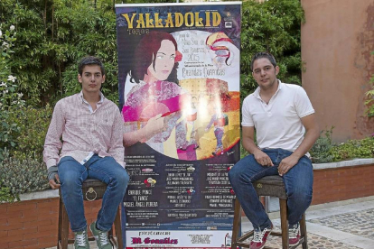 José Manuel Serrano y Dani Santaolaya, junto a un cartel de la feria de Valladolid.-José Salvador.