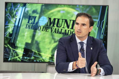 Guzmán Gómez en el programa ‘La Quinta Esquina’, emitido ayer en La 8 de Valladolid. MIGUEL ÁNGEL SANTOS