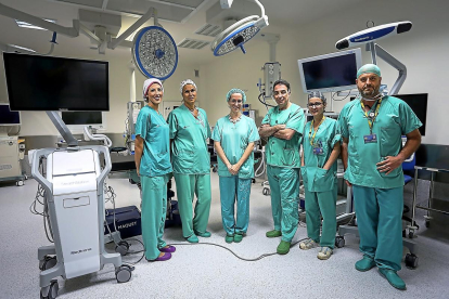 Carlos Alberto Rodríguez Arias, jefe de Neurocirugía, en el centro, con su equipo de quirófano.-PHOTOGENIC