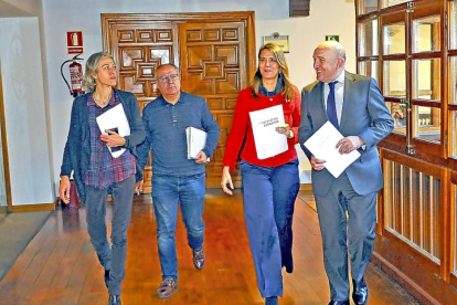 Nuria González, Gonzalo Franco, Ángela de Miguel y Jesús Julio Carnero ayer, minutos después del encuentro.-EL MUNDO