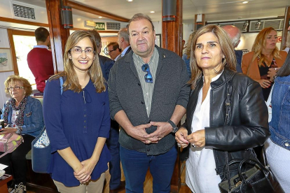 Eva Fernández, Carlos Hernando y Raquel Fernández, del sindicato UA-CSIF, durante la visita a la caseta de El Mundo