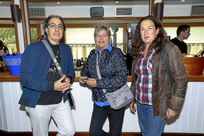 Miguel Ángel Pérez (gestor cultural), Concha Gay (AVA-CyL) y Gloria Reguero (artista visual).