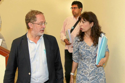 Manuel Saravia y Ana Redondo tras la reunión.-J.M. Lostau