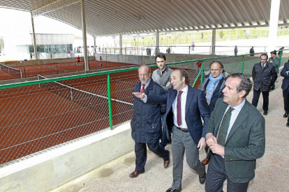 El alcalde y los responsables del proyecto, ante las pistas de tenis de tierra batida cubierta-J.M.Lostau