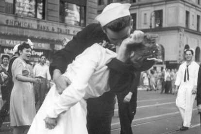 George Mendonsa besa a Greta Friedman en Times Square, el 14 de agosto de 1945.-AP