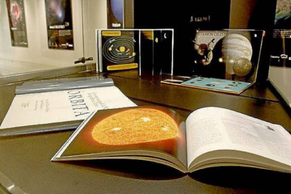 Libros de Astronomía expuestos en una vitrina en el Museo de la Ciencia.-El Mundo