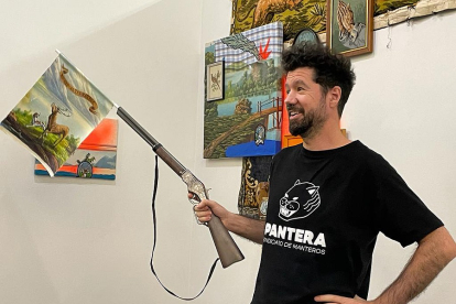 Julio Falagán posa con un rifle de juguete que forma parte de su intervención.