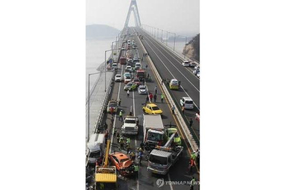 Dos muertos y 65 heridos es el balance que ha dejado el accidente múltiple cerca de Seúl.-Foto: YONHAPNEWS