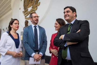 Javier Maroto (2i), José Ignacio Echaniz (d),, Valentina Martínez (2d) y Belén Hoyo (i),  en el Palacio Federal Legislativo de la Asamblea Nacional de Venezuela este martes en Caracas-
