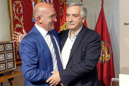 El presidente de la Diputación, Jesús Julio Carnero, y el alcalde de Rioseco, Artemio Domínguez, conversan ayer.-J.M.LOSTAU