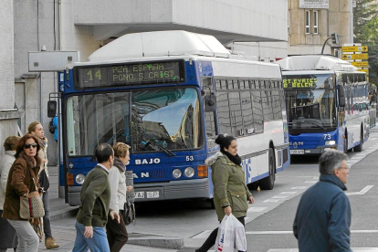 Dos autobuses de Valladolid durante una de sus paradas, en una imagen de archivo.-J.M. LOSTAU