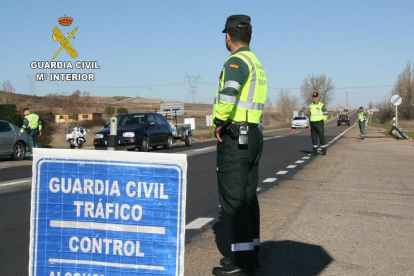 Investigan al conductor de un camión en León por superar ocho veces la tasa de alcoholemia permitida-GUARDIA CIVIL