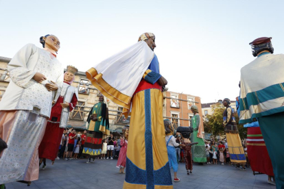 Gigantes y cabezudos en las fiestas de Valladolid. PHOTOGENIC