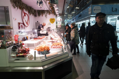 Carnicería 'J de las Heras' en el Mercado del Val durante las compras de Navidad. -PHOTOGENIC