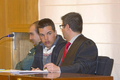 El acusado junto a su abogado, durante la primera sesión del juicio en la Audiencia Provincial-Pablo Requejo