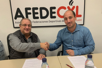 Gerardo García Alaguero y David Acebes tras la firma del convenio. / EL MUNDO