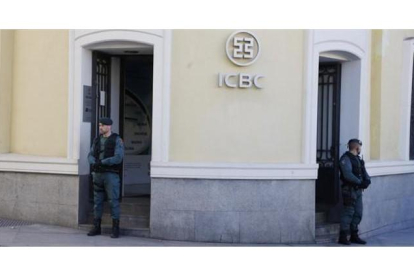 Guardias civiles en el ICBC en el paseo de Recoletos de Madrid, ayer.-AGUSTÍN CATALÁN