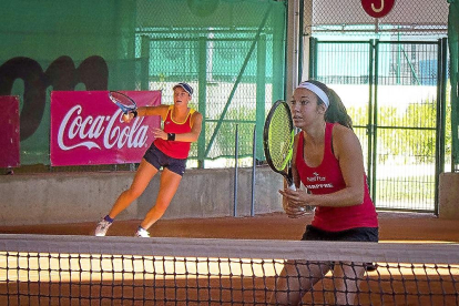 Rosa Vicens y Paula Arias en el partido disputado ayer.-EM
