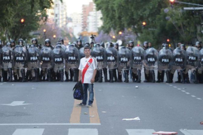 La imagen previa al caos frente al estadio del River Plate, en Buenos Aires.-REUTERS / ALBERTO REGGIO