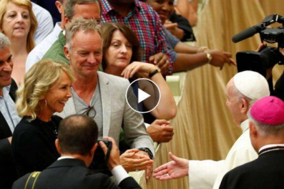 Sting asiste a la audiencia del Papa en el Vaticano. /-MAX ROSSI (REUTERS / VÍDEO: EFE)