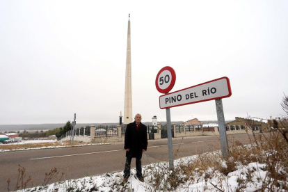 Eutimio Montero frente al obelisco de 45 metros que levantó en memoria de su esposa fallecida en Pino del Río (Palencia)-ICAL