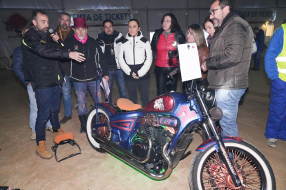 Virginia Barcones y Miguel Ángel Oliveira en el 15º Bike Show Motauros.- J. M. LOSTAU