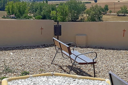 Imagen de dos de la cruces rojas que han aparecido pintadas en los muros del mirador.-E.M.