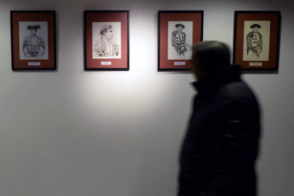 Un hombre observa la obra del ilustrador y pintor Miguel Ángel Soria que hoy ha inaugurado, en el Museo del Toro de Valladolid, la exposición "Quiero ser torero"-Nacho Gallego