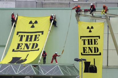 Protesta de Greenpeace en el 2014 contra la central nuclear suiza de Beznau, que ya lleva 47 años funcionando.-URS FLUEELER