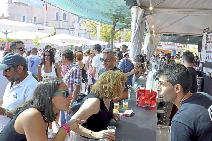 Camareros de una caseta de la Feria de Día atienden los pedidos de los clientes en la Plaza Mayor de Medina.