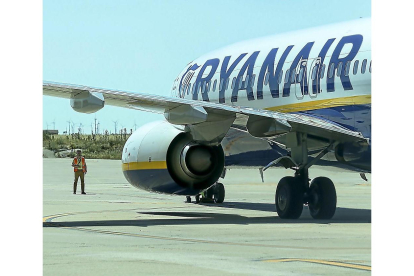Un avión de Ryanair se prepara en la pista de Villanubla.-MIGUEL ÁNGEL SANTOS