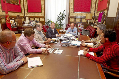 El concejal de Hacienda, Alfredo Blanco y el alcalde, Javier León de la Riva, conversan con los representantes sindicales de Ayuntamiento-J.M.Lostau
