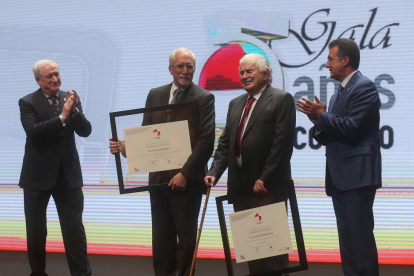 El presidente de Edigrup, José Luis Ulibarri, y el presidente de Promecal, Antonio Méndez Pozo, hacen entregan un reconocimiento a su labor a Luis Mateo Díez y Antonio Gamoneda-Ical