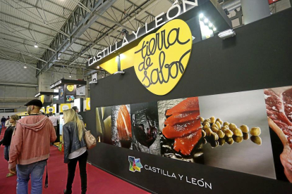 Expositor de Castilla y León encabezado por la marca Tierra de Sabor, identificativa de los productos de la Comunidad.-ICAL