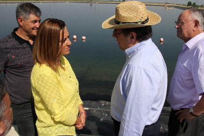Virginia Barcones y Juan Vicente Herrera. A la derecha, Ángel González, presidente de los Regantes.-ICAL