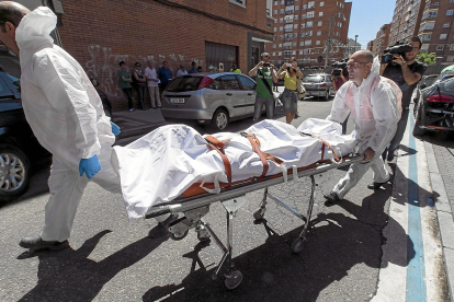 Personal del Servicio de Patología Forense retira el 1 de julio de 2014 el cadáver del ferretero Daniel González Repiso, asesinado por su expareja.- E.M.