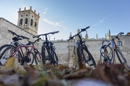 Aparcamiento de bicicletas, que apuestan por la movilidad sostenible, y al fondo la fachada de Puerta Romeros