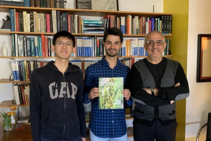 Juan del Pozo sostiene el ejemplar de ‘Science’ flanqueado por su compañero Shaochen Zhang y el profesor Amir H. Hoveyda.-E. M.