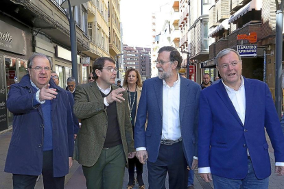 Mariano Rajoy pasea por León acompañado de Juan Vicente Herrera, Alfonso Fernández Mañueco y Antonio Silván.-ICAL