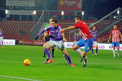 Villar se lleva el balón ante la presión de dos jugadores delGirona.-Photo-Deporte